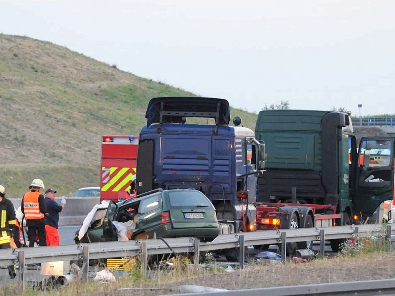 Unfall mit einem PKW und zwei LKW-Zugmaschinen auf der A2 in Fahrtrichtung Oberhausen im Bereich des Kamener Kreuzes, drei Tote zwei schwer Verletzte.