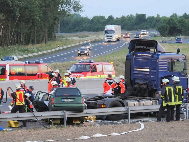 Unfall mit einem PKW und zwei LKW-Zugmaschinen auf der A2 in Fahrtrichtung Oberhausen im Bereich des Kamener Kreuzes, drei Tote zwei schwer Verletzte.