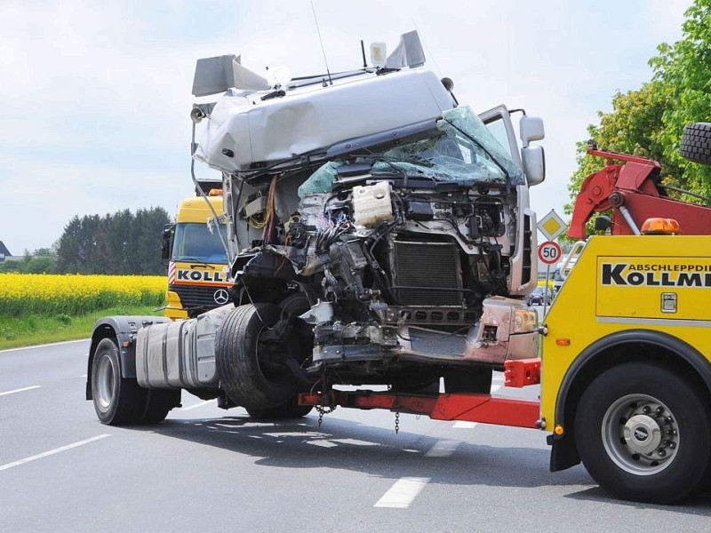 Kamen Ein Fahrzeug der Autobahnmeisterei wurde bei einem Unfall auf der A2 zerstört.