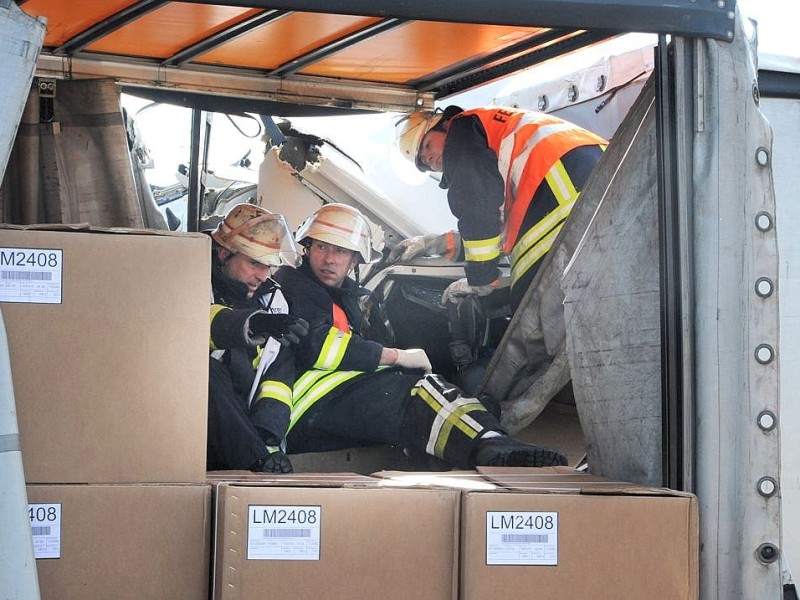 2. März 2010: Ein Mann wurde gestern bei einem Unfall am Kamener Kreuz auf der A2 in Richtung Hannover getötet. Nach ersten Erkenntnissen fuhren um zirka 13.25 drei Sattelzüge auf ein Stauende auf. Der Fahrer des letzten Lkw wurde in seinem Führerhaus eingeklemmt und erlitt dabei tödliche Verletzungen.  Der Verkehr wurde im Bereich der Unfallstelle durch die Polizei abgeleitet. Die A2 Dortmund Richtung Hannover zwischen den Anschlussstellen Kamen/Bergkamen und Bönen wurde für mehrere Stunden gesperrt.