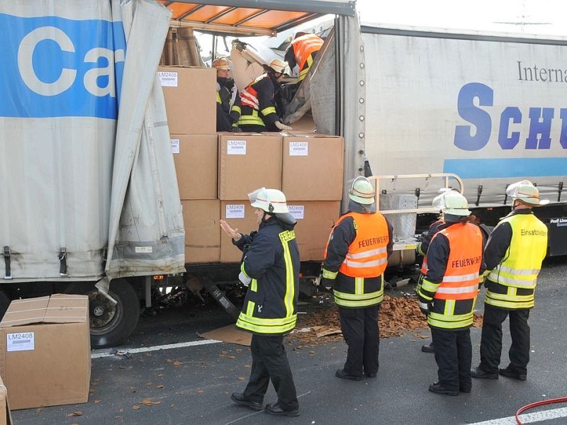 2. März 2010: Ein Mann wurde gestern bei einem Unfall am Kamener Kreuz auf der A2 in Richtung Hannover getötet. Nach ersten Erkenntnissen fuhren um zirka 13.25 drei Sattelzüge auf ein Stauende auf. Der Fahrer des letzten Lkw wurde in seinem Führerhaus eingeklemmt und erlitt dabei tödliche Verletzungen.  Der Verkehr wurde im Bereich der Unfallstelle durch die Polizei abgeleitet. Die A2 Dortmund Richtung Hannover zwischen den Anschlussstellen Kamen/Bergkamen und Bönen wurde für mehrere Stunden gesperrt.