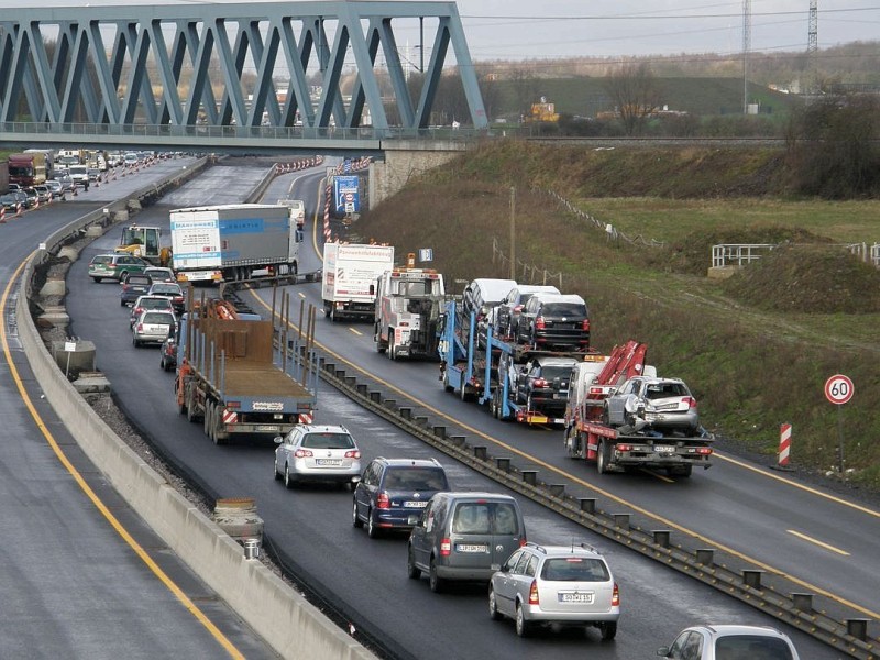 Unfall auf der A2 in Richtung Oberhausen. In Höhe der Brücke Feldstraße fuhr ein Autotransporter auf ein Stauende auf und touchierte außerdem eine Teermaschiene.