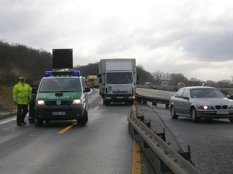 Unfall auf der A2 in Richtung Oberhausen. In Höhe der Brücke Feldstraße fuhr ein Autotransporter auf ein Stauende auf und touchierte außerdem eine Teermaschiene.