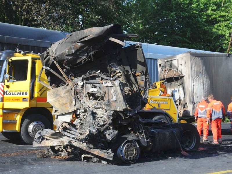 Unfall Kamener Kreuz 5 Tote,Situation an der Unfallstelle gegen 23 Uhr am 23 .Mai auf der Autobahn A2 im Kamener Kreuz.