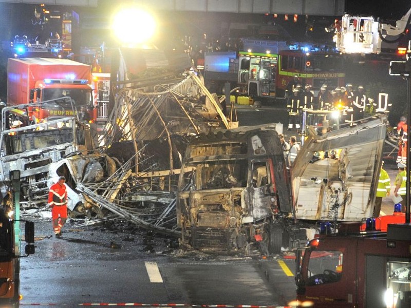 Unfall Kamener Kreuz 5 Tote ,Situation an der Unfallstelle gegen 23 Uhr am 23 .Mai auf der Autobahn A2 im Kamener Kreuz.