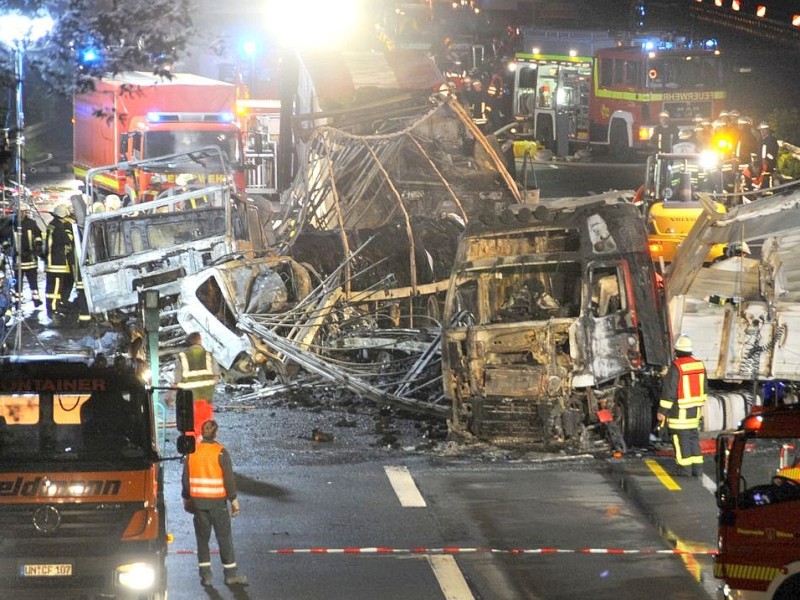 Unfall Kamener Kreuz 5 Tote ,Situation an der Unfallstelle gegen 23 Uhr am 23 .Mai auf der Autobahn A2 im Kamener Kreuz.