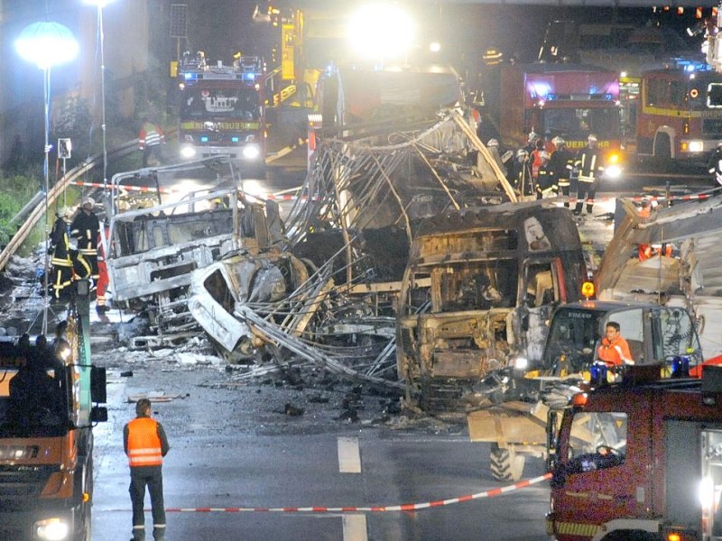 Unfall Kamener Kreuz 5 Tote ,Situation an der Unfallstelle gegen 23 Uhr am 23 .Mai auf der Autobahn A2 im Kamener Kreuz.