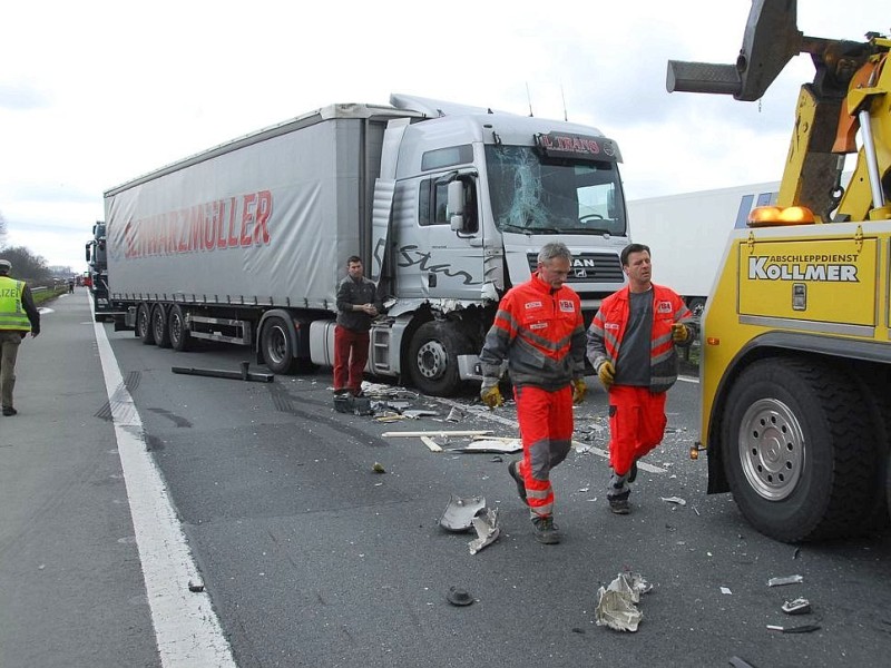 Drei Sattelzüge waren verwickelt in den Unfall auf der A2 in Fahrtrichtung Hannover ausgangs des Kamener Kreuzes am 3. April gegen 15.30 Uhr.