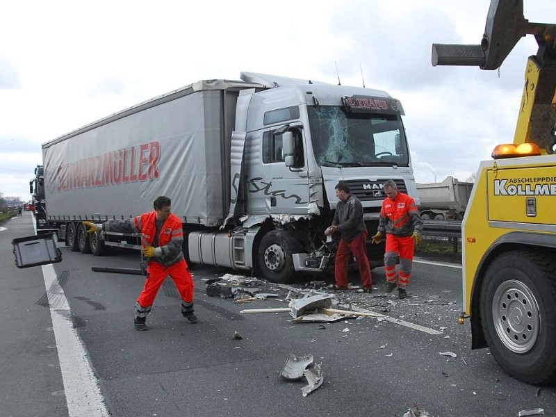 Drei Sattelzüge waren verwickelt in den Unfall auf der A2 in Fahrtrichtung Hannover ausgangs des Kamener Kreuzes am 3. April gegen 15.30 Uhr.