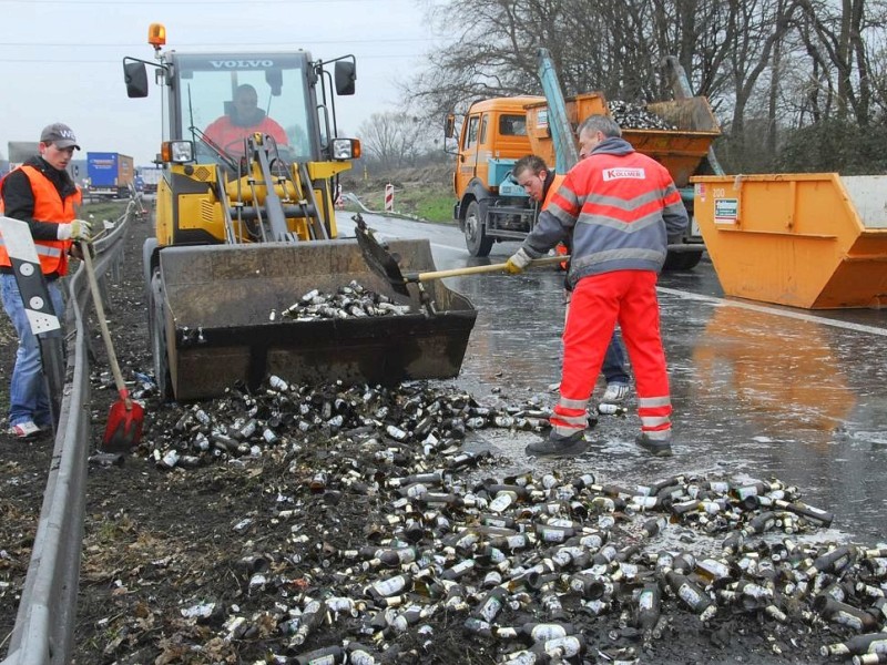 Biertransporter verunglückt im Kamener Kreuz (Tangente Fahrtrichtung Hannover). Von 500 geladenen Kisten Bier sind 200 herausgefallen und größtenteils zu Bruch gegangen.