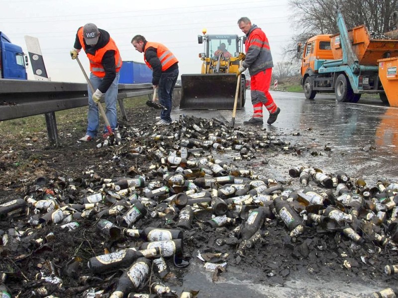 Biertransporter verunglückt im Kamener Kreuz (Tangente Fahrtrichtung Hannover). Von 500 geladenen Kisten Bier sind 200 herausgefallen und größtenteils zu Bruch gegangen.