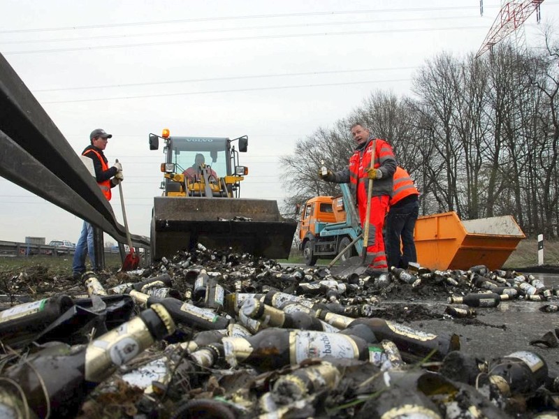 Biertransporter verunglückt im Kamener Kreuz (Tangente Fahrtrichtung Hannover). Von 500 geladenen Kisten Bier sind 200 herausgefallen und größtenteils zu Bruch gegangen.