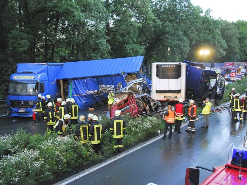 Unfall auf der A2 am 25.06.2007, ein Toter, ein Schwerverletzter und ein Leichtverletzter bei Verkehrsunfall gegen 20.30 Uhr in Höhe des Rastplatzes Kollberg in Fahrtrichtung Hannover. Lkw-Fahrer hat Stauende nicht gesehen, fährt auf Transporter mit Anhänger auf