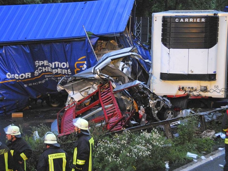 Unfall auf der A2 am 25.06.2007, ein Toter, ein Schwerverletzter und ein Leichtverletzter bei Verkehrsunfall gegen 20.30 Uhr in Höhe des Rastplatzes Kollberg in Fahrtrichtung Hannover. Lkw-Fahrer hat Stauende nicht gesehen, fährt auf Transporter mit Anhänger auf