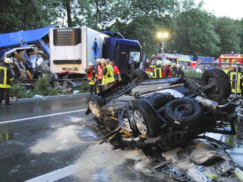 Zwei Schwer- und einen Leichtverletzten forderte am 25. Juni 2007 gegen 20.30 Uhr ein Unfall auf der A2 zwischen dem Kaner Kreuz und der Anschlussstelle Bönen.