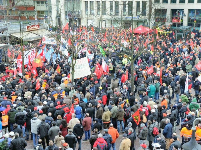 Tausende Mitarbeiter von ThyssenKrupp Nirosta demonstrierten am Freitag, 27. Januar 2012 in Bochum für den Erhalt ihrer Arbeitsplätze. Nach Angaben der IG Metall könnte das Werk an Outokumpu verkauft werden.  Foto: Ingo Otto / WAZ FotoPool
