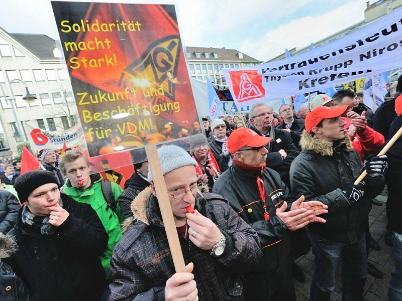Tausende Mitarbeiter von ThyssenKrupp Nirosta demonstrierten am Freitag, 27. Januar 2012 in Bochum für den Erhalt ihrer Arbeitsplätze. Nach Angaben der IG Metall könnte das Werk an Outokumpu verkauft werden.  Foto: Ingo Otto / WAZ FotoPool