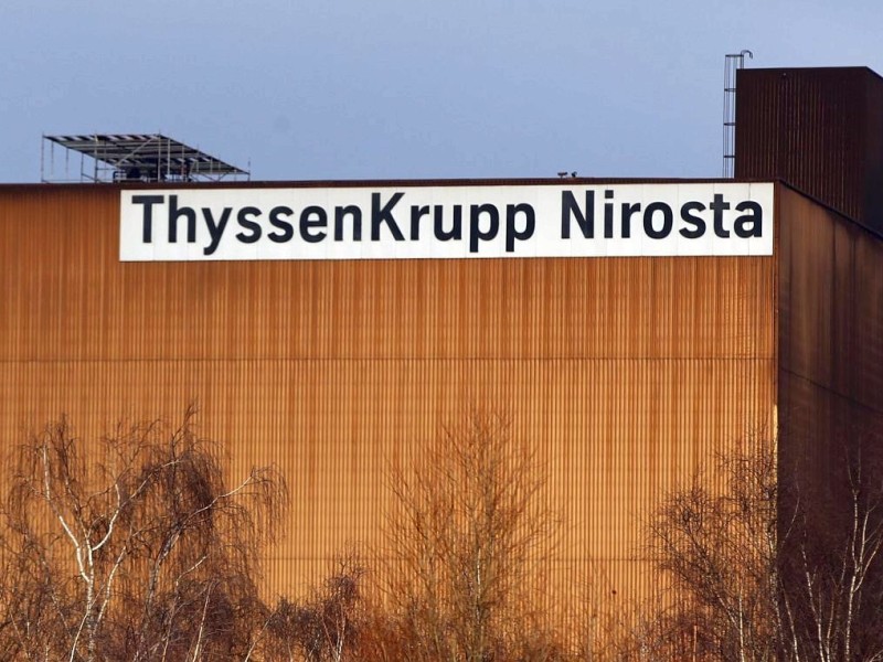 Tausende Mitarbeiter von ThyssenKrupp Nirosta demonstrierten am Freitag, 27. Januar 2012 in Bochum für den Erhalt ihrer Arbeitsplätze. Nach Angaben der IG Metall könnte das Werk an Outokumpu verkauft werden.