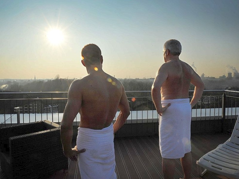 Keine Sorge. Diese Herren sind nicht besonders hart im Nehmen - sie posieren bei passendem Wetter zur Vorstellung einer Sauna in Duisburg. Wer in Mülheim...