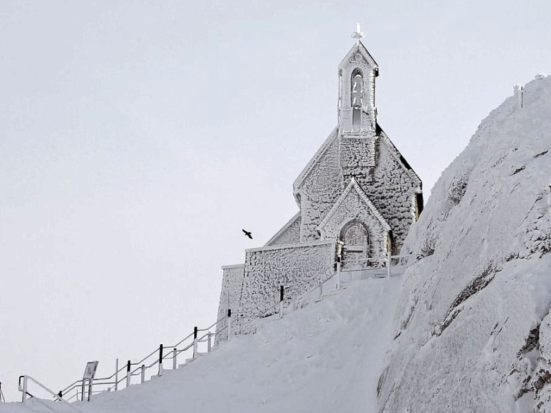 ...gefrorene Wasser auf dem Wendelstein: Die Kapelle auf dem Berg in der Nähe von Bayrischzell ist die höchste Deutschlands. Natürlich...