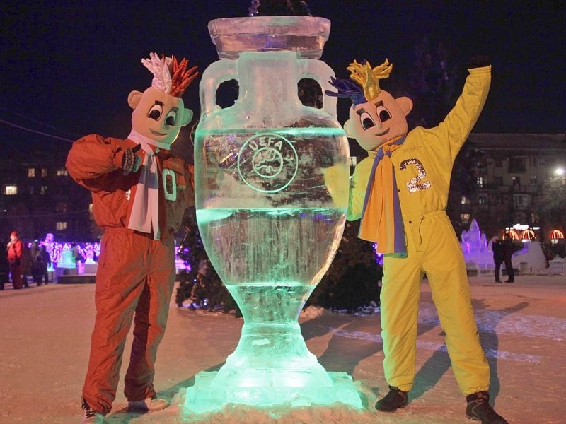 ...die Euro 2012-Maskottchen Slavek (l.) und Slavko mit einem Eis-Pokal in der Ukraine. Weniger transparent ist das...