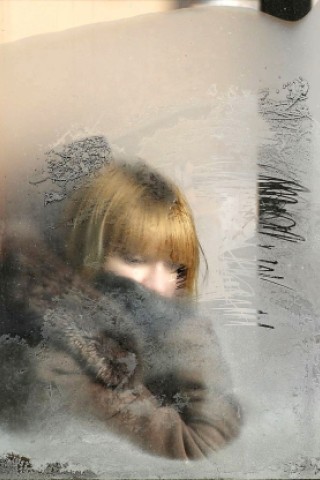 ...romantisch wie sie aussieht, ist diese Szene nicht: Die Frau blickt durchs frostige Fenster einer Straßenbahn im weißrussischen Minsk. Und...