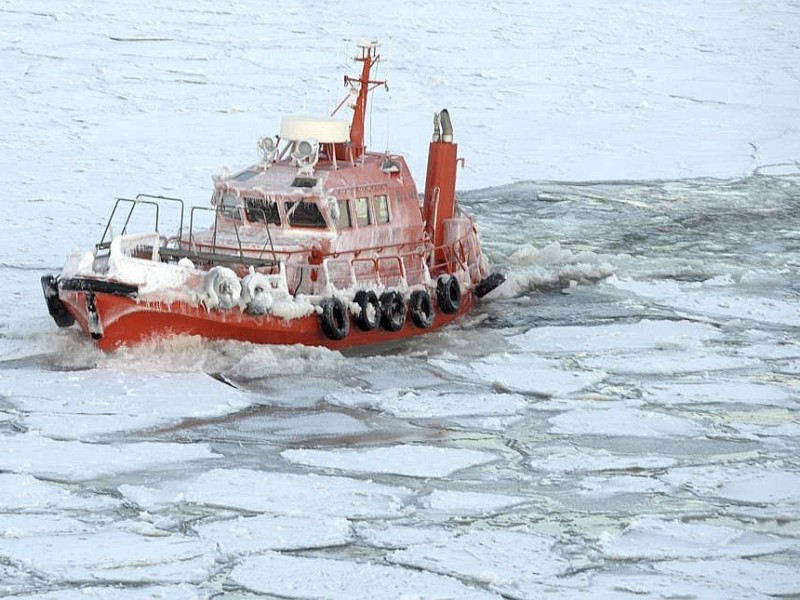 ...durchpflügt dieser Eisbrecher vor der finnischen  Küste bei Helsinki. Von so viel...