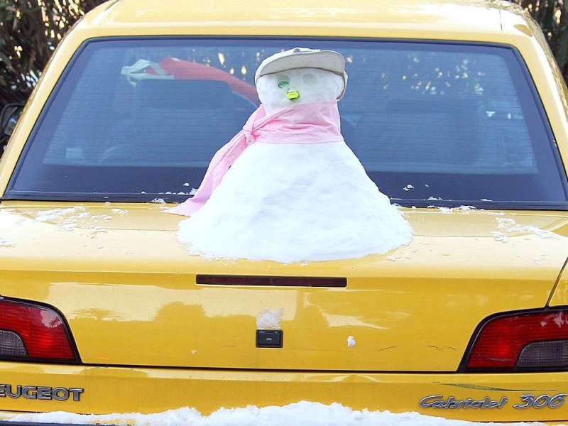 ...Eis ist Nizza weit entfernt, aber für einen kleinen Schneemann auf dem Kofferaum hat's schon noch gereicht. So...