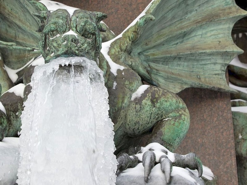 Mit Spring ist an diesem Brunnen in Zürich nicht mehr viel: Der Wasserspeier hat einen Eisbart. Sowas würde...