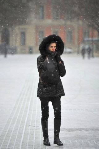 ...Sich-Warmhalten auch schick geht, beweist die Spanierin in Pamplona. Spaß haben...