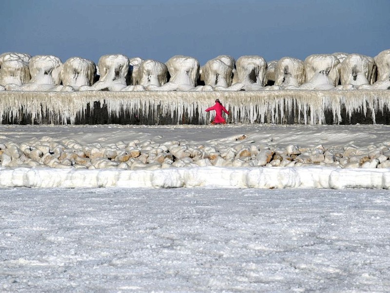 ... mit Eis überzogenen Damm am Schwarzen Meer. Sogar...