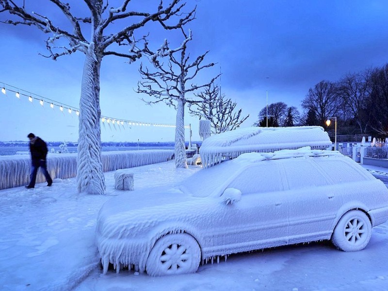 ... am Genfer See, wo am Ufer dieses Auto komplett eingefroren ist. Dagegen hat es in Duisburg...