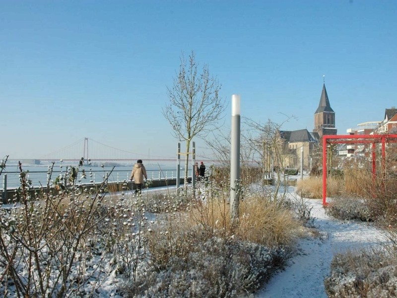 Winter-Weitblick an der Rheinpromenade in Emmerich. Gigantische Eiszapfen...