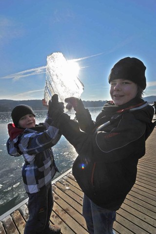 In Höhe der Regattabahn ist der Baldeneysee in Essen von einer nahezu geschlossenen Eisschicht bedeckt. Ähnlich sieht es am deutlich kleineren...