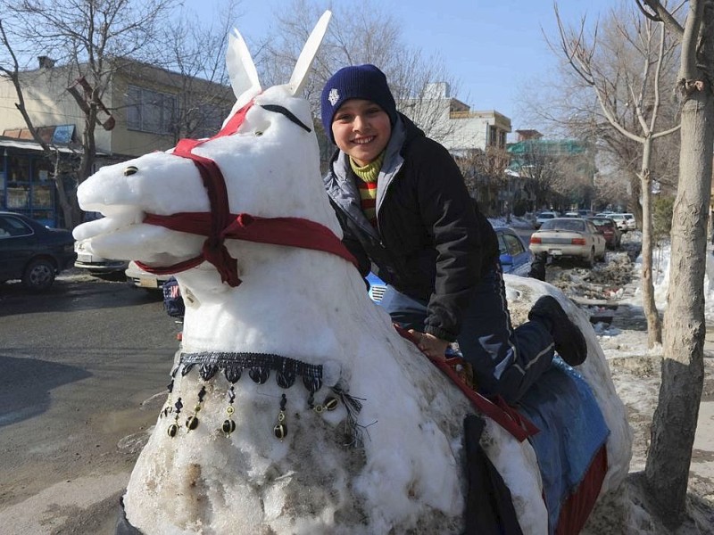 ...Schneepferd ist da schon eher was Besonderes. Dieser Junge in Kabul darf sich als Reiter fühlen. Idyllisch ist das Winterwetter...