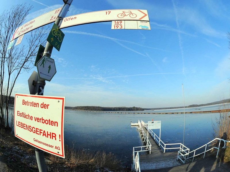 Durch den starken Frost der letzten Tage ist der Halterner Stausee zugefroren. Ähnlich sieht es in Bochum...