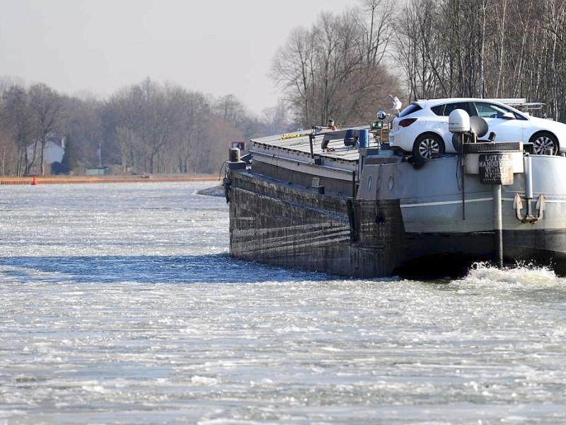 ...die Oberfläche des Rhein-Herne-Kanals in Gelsenkirchen. Die Schifffahrt ist allerdings noch nicht eingeschränkt. Schneemann kann ja jeder,...