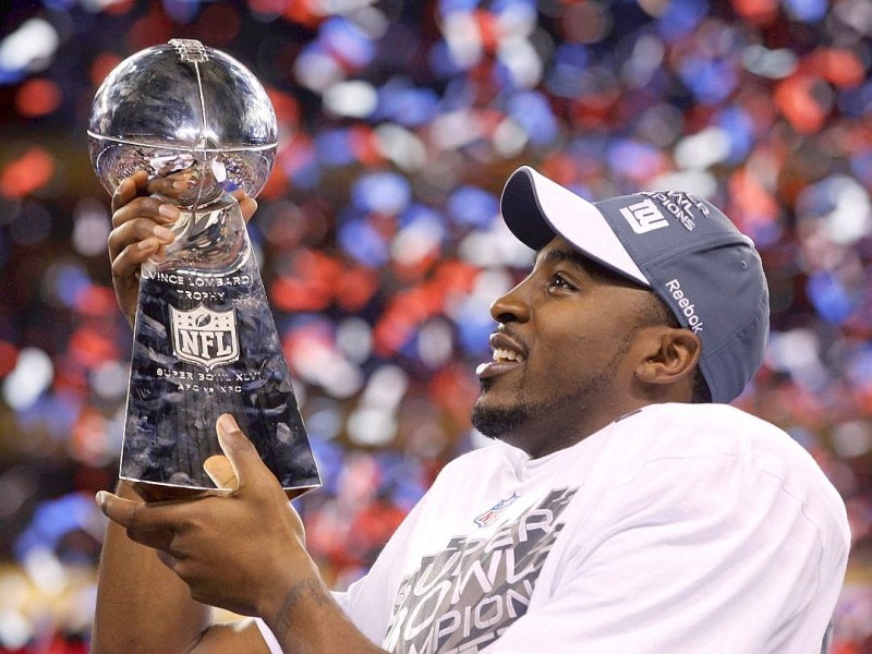 New York Giants wide receiver Hakeem Nicks holds the Vince Lombardi Trophy after his team defeated the New England Patriots in the NFL Super Bowl XLVI football game in Indianapolis, Indiana, February 5, 2012. REUTERS/Jeff Haynes (UNITED STATES  - Tags: SPORT FOOTBALL)