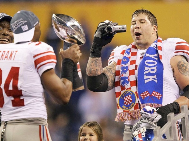 New York Giants guard David Diehl, right, and Deon Grant celebrate after defeating the New England Patriots in the NFL Super Bowl XLVI football game, Sunday, Feb. 5, 2012, in Indianapolis. The Giants won 21-17. (AP Photo/Marcio Jose Sanchez)