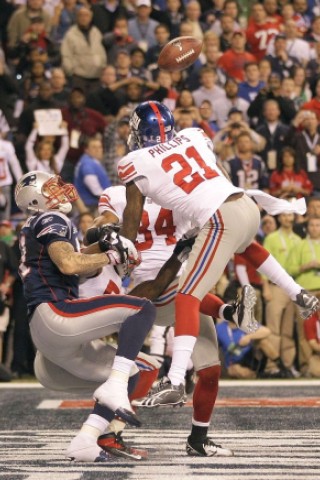 New York Giants safety Kenny Phillips (21) breaks up a pass intended for New England Patriots tight end Aaron Hernandez, left, during the second half of the  NFL Super Bowl XLVI football game, Sunday, Feb. 5, 2012, in Indianapolis. The Giants won 21-17. (AP Photo/Matt Slocum)