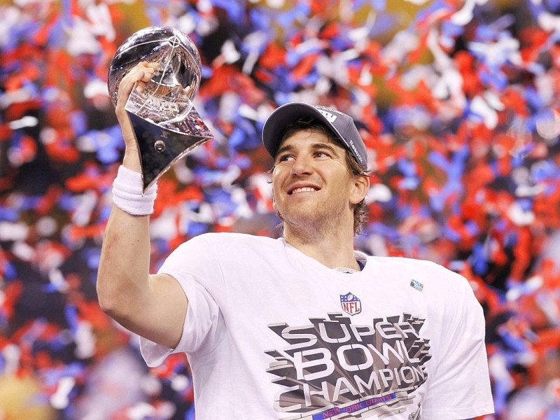 New York Giants quarterback Eli Manning holds the Vince Lombardi Trophy after the Giants defeated the New England Patriots in the NFL Super Bowl XLVI football game in Indianapolis, Indiana, February 5, 2012.     REUTERS/Mike Segar (UNITED STATES  - Tags: SPORT FOOTBALL)