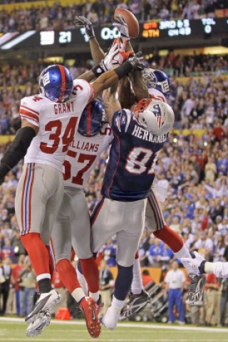 New York Giants safety Deon Grant (34), linebacker Jacquian Williams (57) and safety Kenny Phillips (21) block the final pass to New England Patriots tight end Aaron Hernandez (81) in the NFL Super Bowl XLVI football game, Sunday, Feb. 5, 2012, in Indianapolis. The Giants won 21-17. (AP Photo/Jeff Roberson)