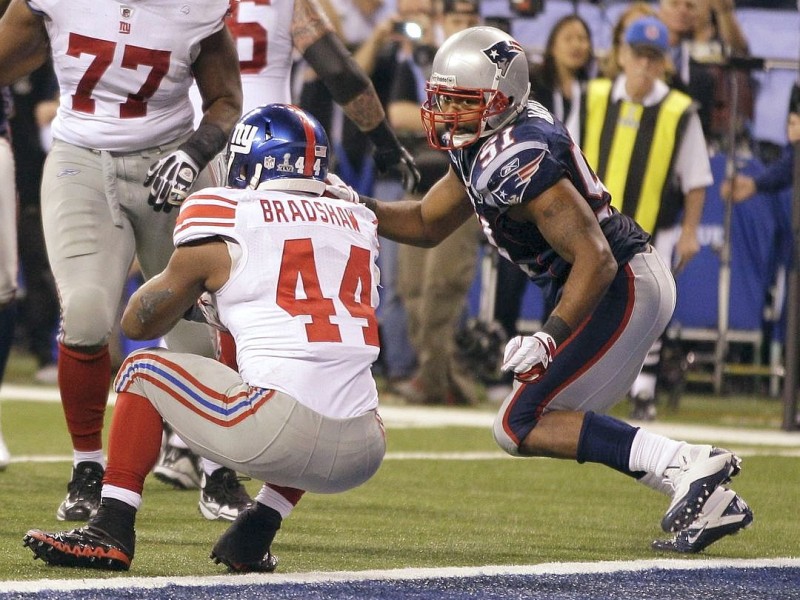 New York Giants running back Ahmad Bradshaw (44) scores on a touchdown in front of New England Patriots linebacker Jerod Mayo, right, during the second half of the NFL Super Bowl XLVI football game, Sunday, Feb. 5, 2012, in Indianapolis. (AP Photo/Matt Slocum)