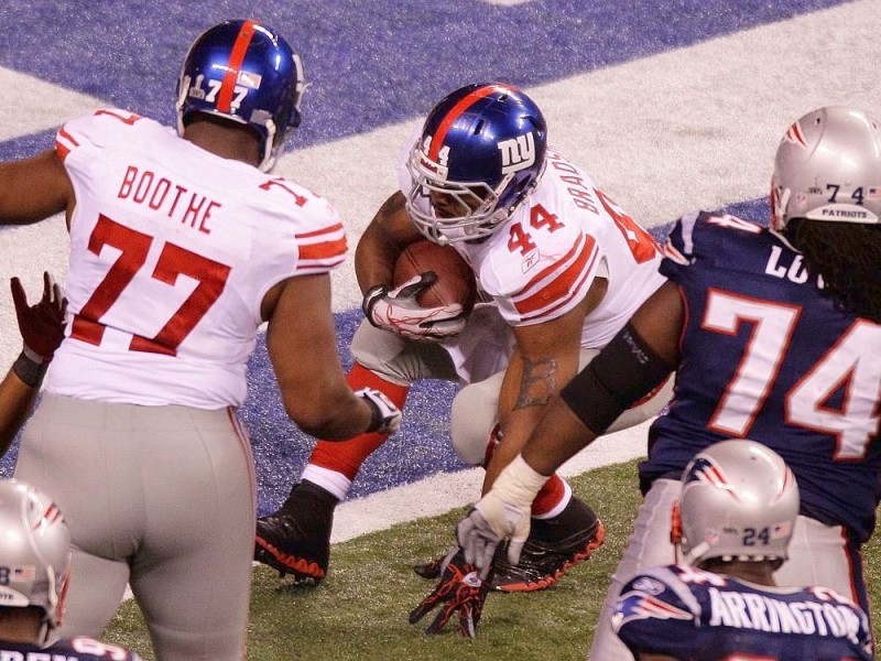 New York Giants running back Ahmad Bradshaw (44) prepares to enter the end zone for a touchdown against the New England Patriots during the second half of the NFL Super Bowl XLVI football game, Sunday, Feb. 5, 2012, in Indianapolis. (AP Photo/Charlie Riedel)