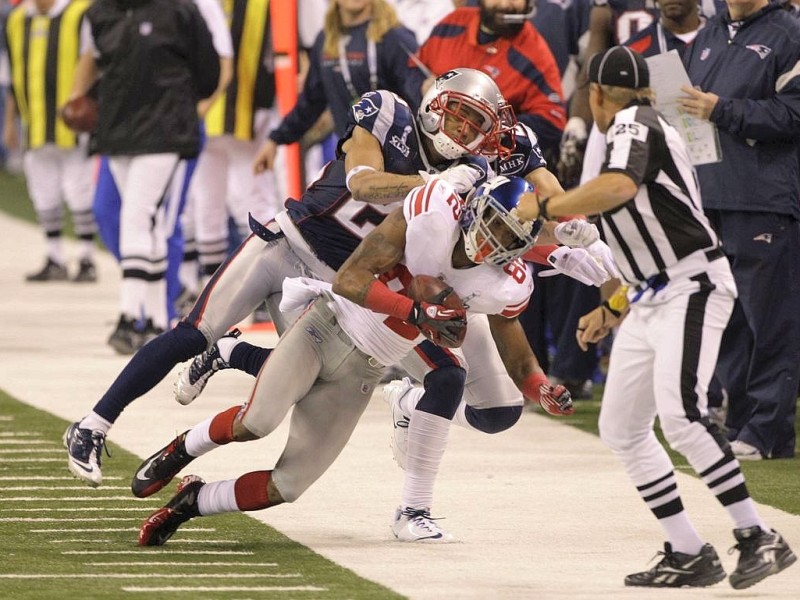 New York Giants wide receiver Mario Manningham (82) makes a catch at the sideline as New England Patriots free safety Patrick Chung defends during the second half of the NFL Super Bowl XLVI football game, Sunday, Feb. 5, 2012, in Indianapolis. (AP Photo/David Duprey)