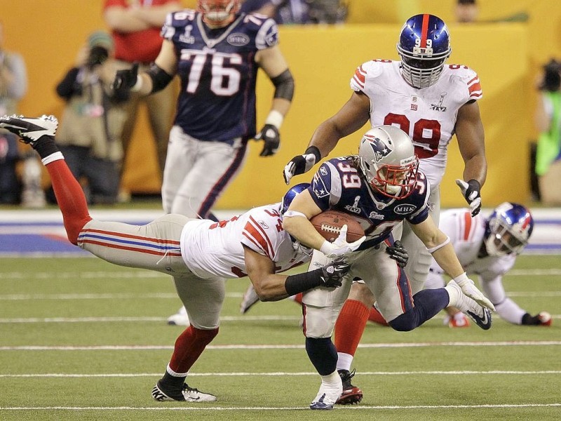New York Giants safety Deon Grant (34) tackles New England Patriots running back Danny Woodhead (39) during the second half of the NFL Super Bowl XLVI football game, Sunday, Feb. 5, 2012, in Indianapolis. (AP Photo/Michael Conroy)