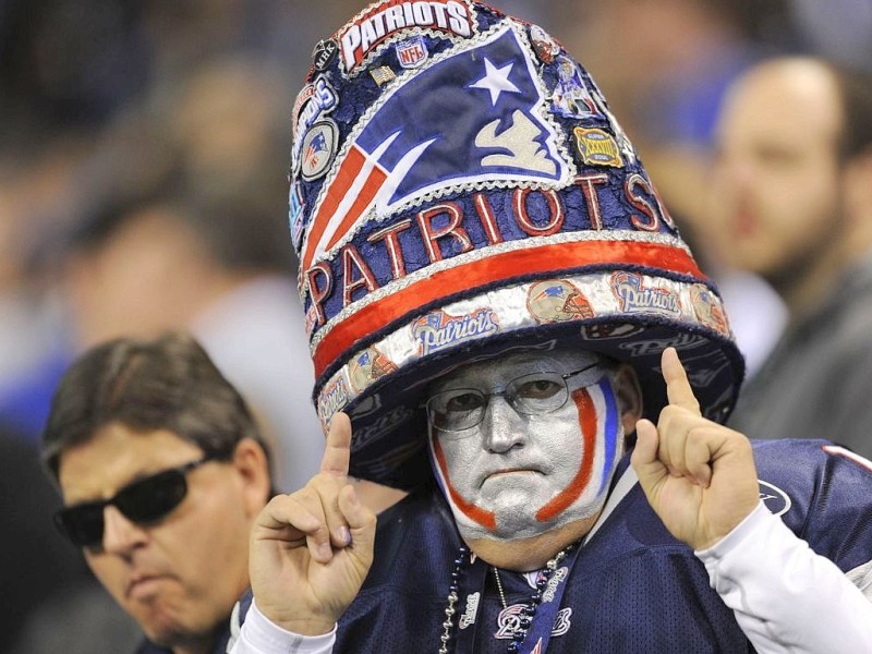 A fan of the New England Patriots awaits the start of Super Bowl XLVI against the New York Giants on February 5, 2012 at Lucas Oil Stadium in Indianapolis, Indiana.    AFP PHOTO / TIMOTHY A. CLARY