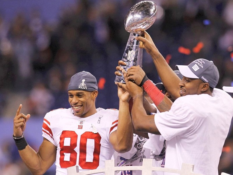 New York Giants wide receiver Victor Cruz (80) and wide receiver Hakeem Nicks hold the Vince Lombardi Trophy after defeating the New England Patriots in the NFL Super Bowl XLVI football game in Indianapolis, Indiana, February 5, 2012. REUTERS/Gary Hershorn (UNITED STATES  - Tags: SPORT FOOTBALL)