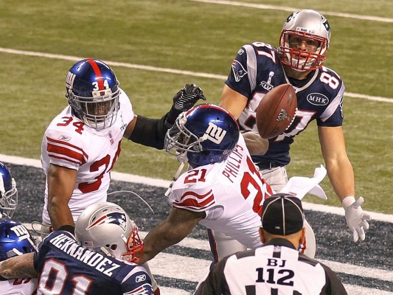 New England Patriots tight end Rob Gronkowski (upper R) is unable to reach a last second pass into the New York Giants endzone as the game ends in the NFL Super Bowl XLVI football game in Indianapolis, Indiana, February 5, 2012. REUTERS/Pierre Ducharme (UNITED STATES  - Tags: SPORT FOOTBALL)