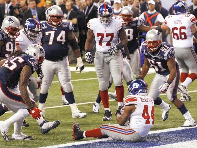 New York Giants running back Ahmad Bradshaw sits down in the endzone to score the game winning touchdown in the fourth quarter against the New England Patriots in the NFL Super Bowl XLVI football game in Indianapolis, Indiana, February 5, 2012. REUTERS/Jim Young (UNITED STATES  - Tags: SPORT FOOTBALL)